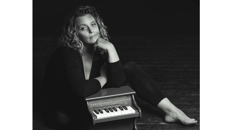 In diesem Jahr empfängt Adunka auf der Wohnzimmer Bühne die Künstler Herr Schoen, Nemo Zeitgeist und Rob Birmingham, die ihre eigenen Songs und Texte live präsentieren. (Foto: privat)