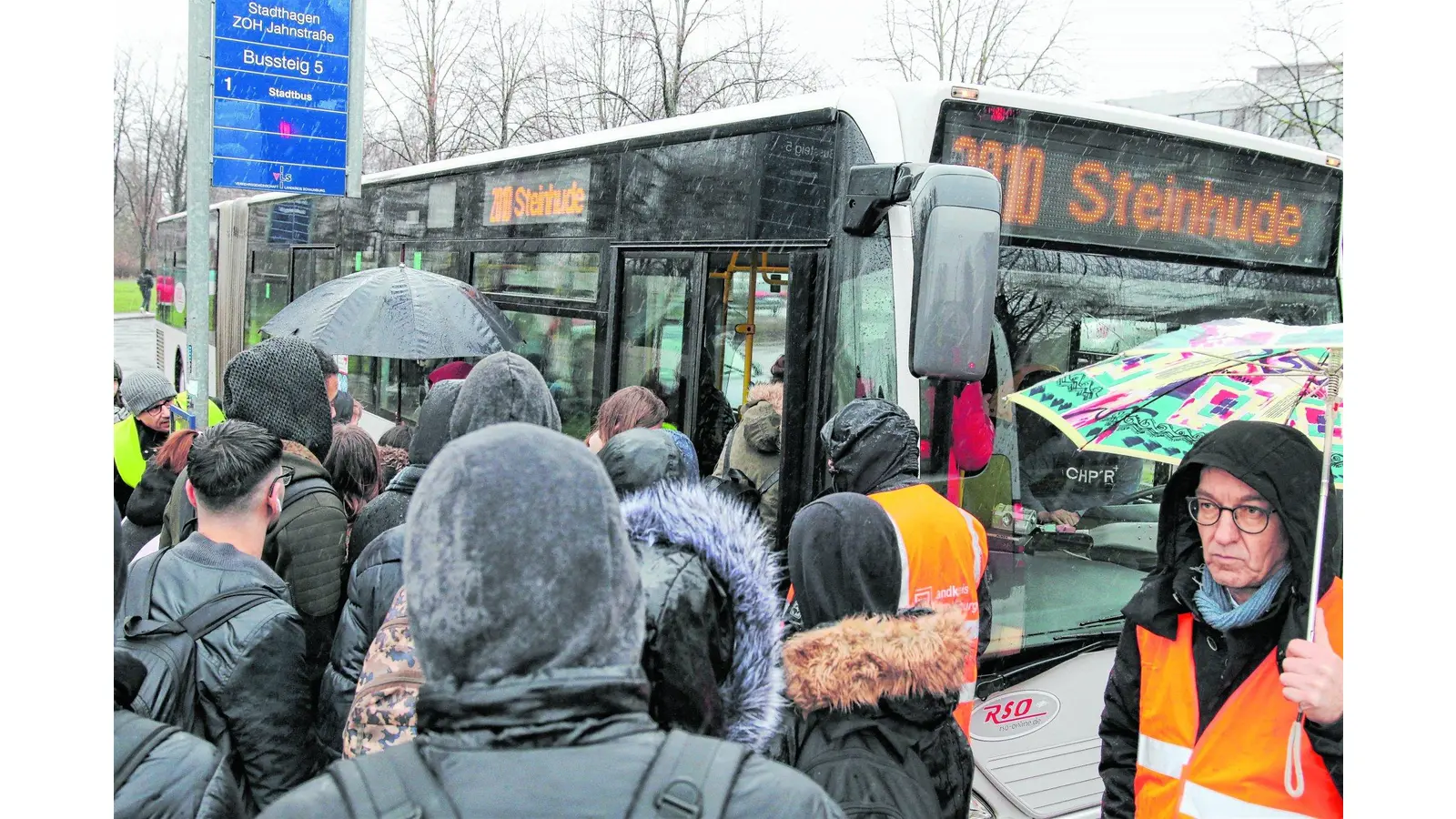 Einmal lässt der Bus die wartenden Schüler stehen (Foto: bb)