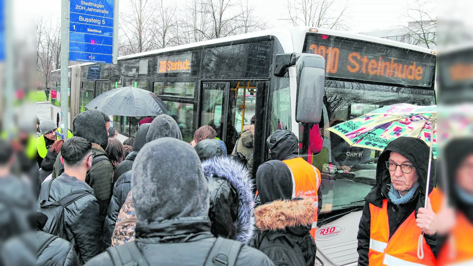 Einmal lässt der Bus die wartenden Schüler stehen (Foto: bb)