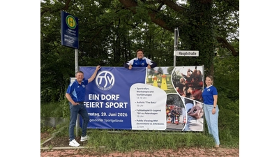 Lars Kruckenberg (li.), Felix Kruckenberg und Anja Schüler aus dem TSV-Vorstand platzieren das Werbebanner für das Sportfest in der Algesdorfer Ortsmitte. (Foto: privat)