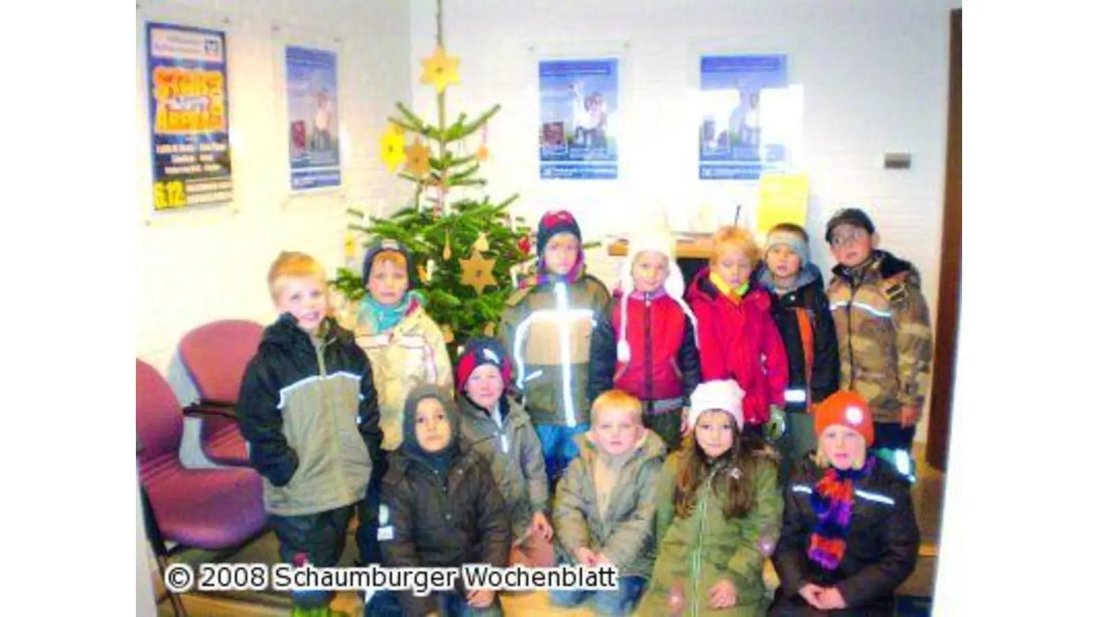 Kindergartenkinder schmücken Baum (Foto: pd)