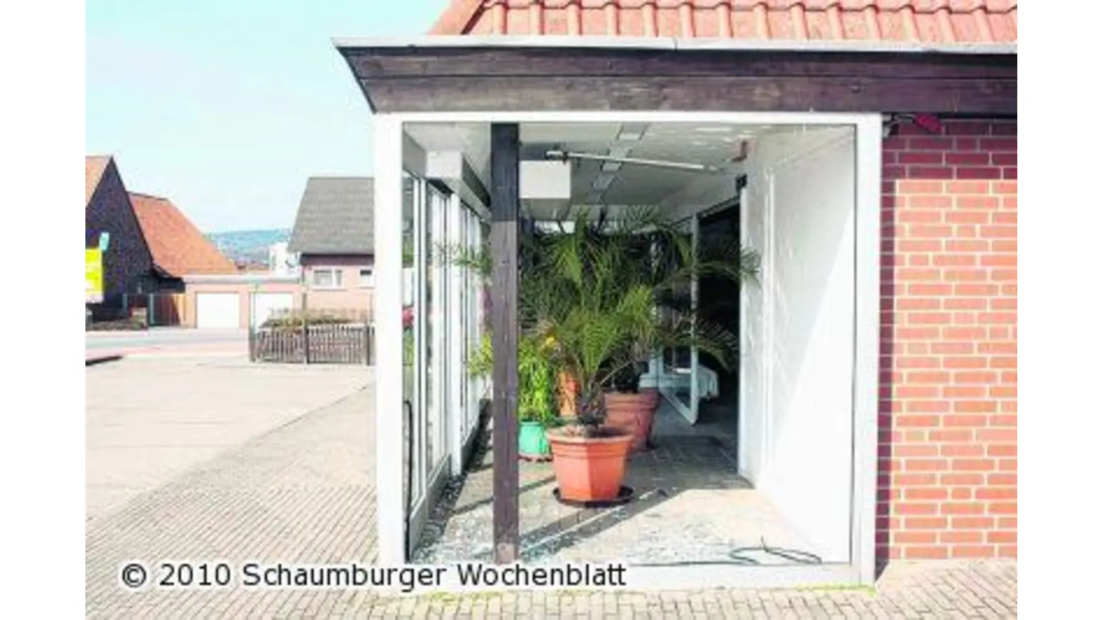 Auto zertrümmert verglasten Vorbau (Foto: red)