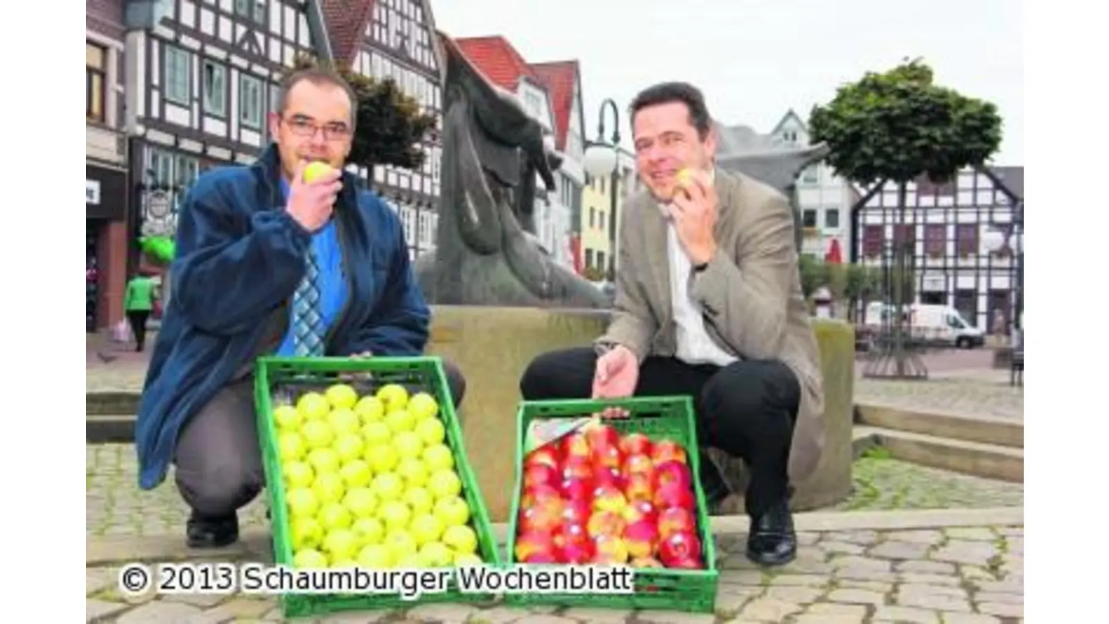 Stadtmarketing verteilt knackig-frischee Äpfel (Foto: jl)