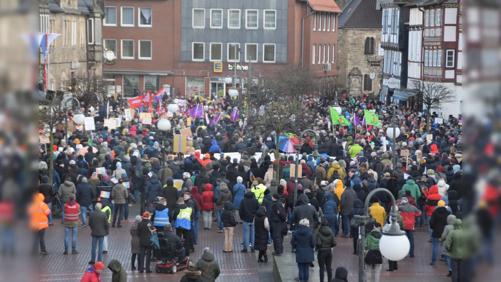 Rund 1500 Menschen kommen zur Demonstration gegen Rechtsextremismus nach Stadthagen, das Bündnis will den Einsatz für eine offene Gesellschaft verstetigen.  (Foto: ab)