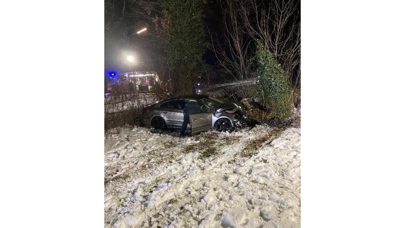 Verunfallter PKW in Minden. (Foto: Feuerwehr Minden)