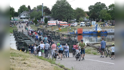 Die Pioniere aus Minden bauen wieder eine Weserquerung in Großenwieden auf. <br><br> (Foto: ste)