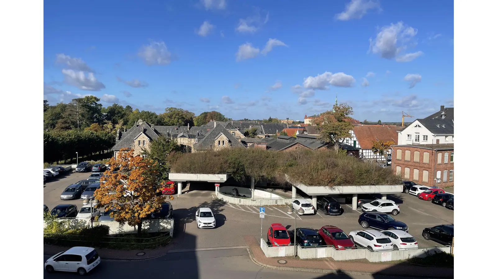 Die Stadt nimmt die sanierungsbedürftige Parkpalette in den Fokus und überlegt, sie um ein Parkdeck aufzustocken. Was dann auf das Dach kommt, ist jedoch unklar. (Foto: nh)