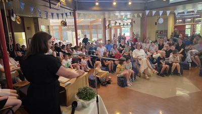 Im Kreise der Schüler, Eltern und Kollegen: Catherine Greiner. Konrektorin Nele Ackermann (li.) hält eine Rede. (Foto: tau)