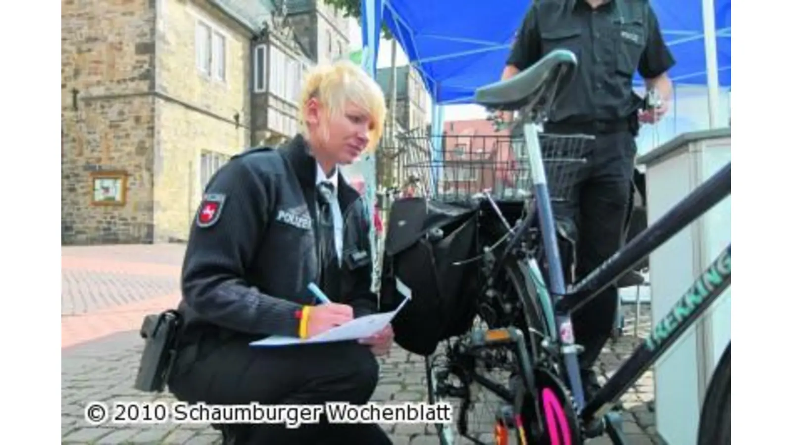 Polizei stellt Fahrradpässe aus (Foto: bb)