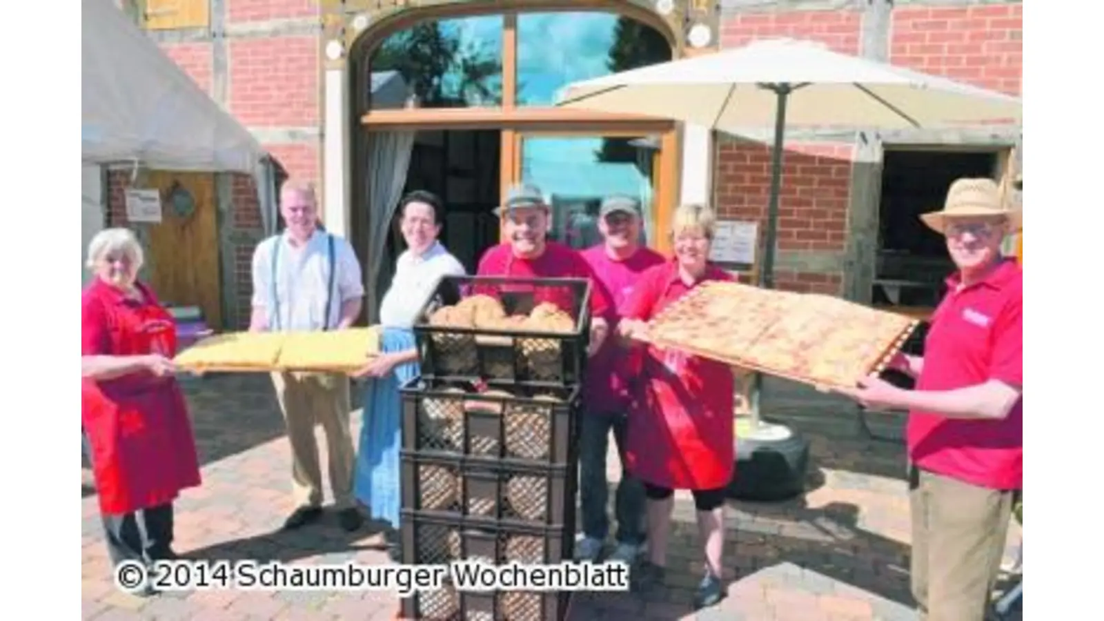 Leckerer Kuchen und frisches Brot finden reißenden Absatz (Foto: bt)