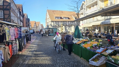 Gehören zum Stadtbild: Die Wochenmärkte in Wunstorf.  (Foto: tau)