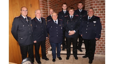 Die Geehrten (v.li.): Bernd Gruschka, Günther Pickert, Heinrich Jördening, Dieter Marahrens, Ruwen Sadocco, Jan-Davis Sievers, Cedric Züfle sowie Ortsbrandmeister Thomas Sadocco. (Foto: gi)