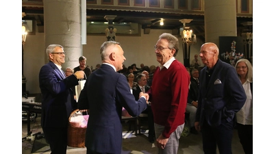 Landesbischof Oliver Schuegraf und der ehemalige Staatsminister Michael Roth danken den Geehrten für ihren Einsatz.  (Foto: bb)