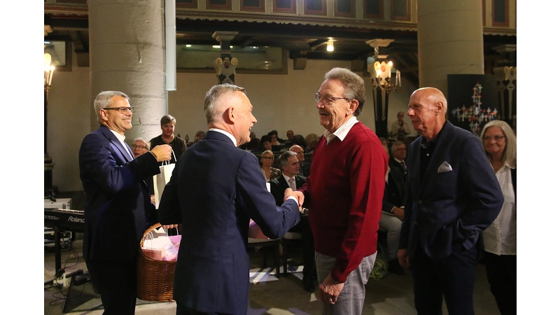 Landesbischof Oliver Schuegraf und der ehemalige Staatsminister Michael Roth danken den Geehrten für ihren Einsatz.  (Foto: bb)