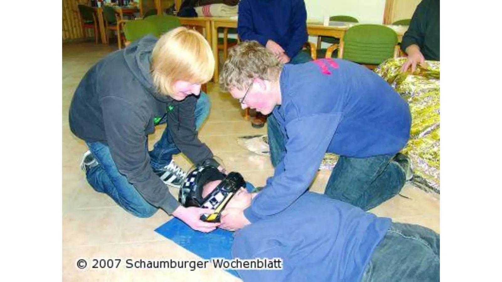 Feuerwehrleute trainieren Erste Hilfe (Foto: red)