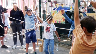 Die Fäden gemeinsam aufnehmen, wie hier bei einem Schulfest der Berlin Schule, darum geht es auch im neuen Schulfach. (Foto: gk)