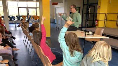 In der Schule: Konzentriert hörten die Erst- und Zweitklässler Grant Hendrik Tonne zu.  (Foto: privat)