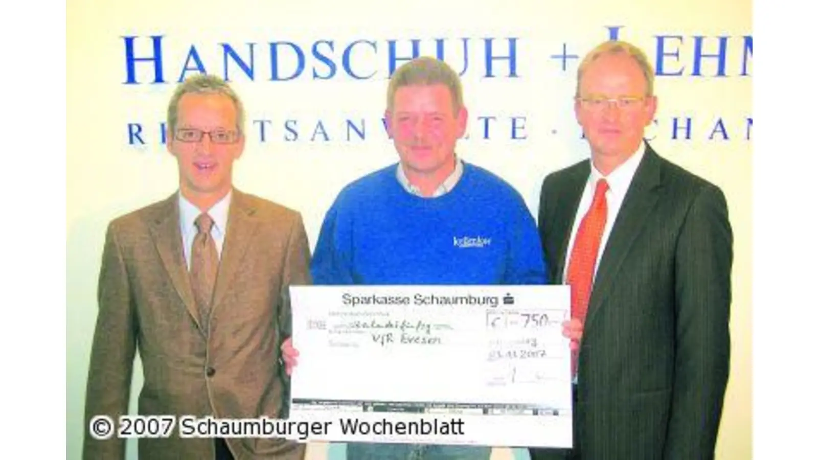 Geldspende an den VfR Evesen (Foto: red)