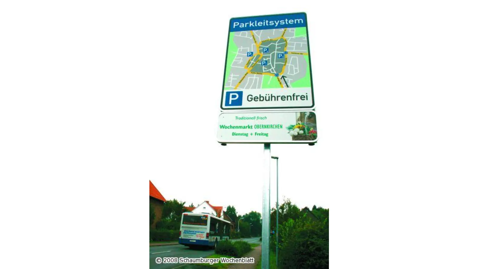Schilder weisen zum Parkplatz (Foto: mr)