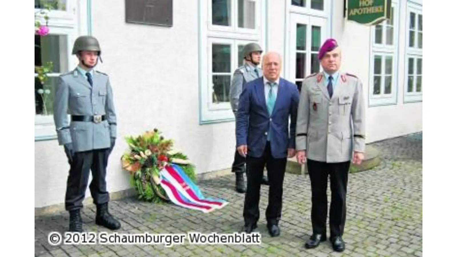 Kranzniederlegung an der Hofapotheke (Foto: red)