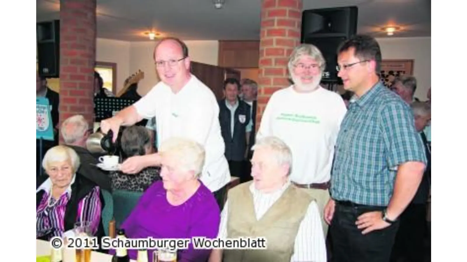 Landrat schenkt ein (Foto: gi)