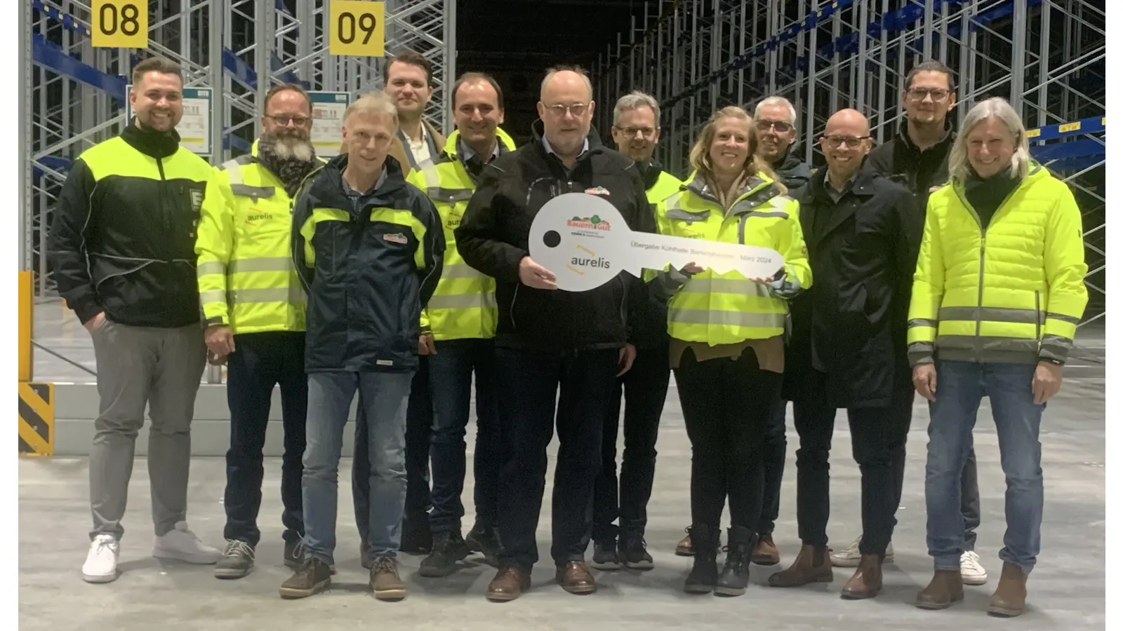 Schlüsselübergabe an die Produktionstochter für Fleisch- und Wurstwaren der EDEKA Minden-Hannover. (Foto:  Aurelis Real Estate)