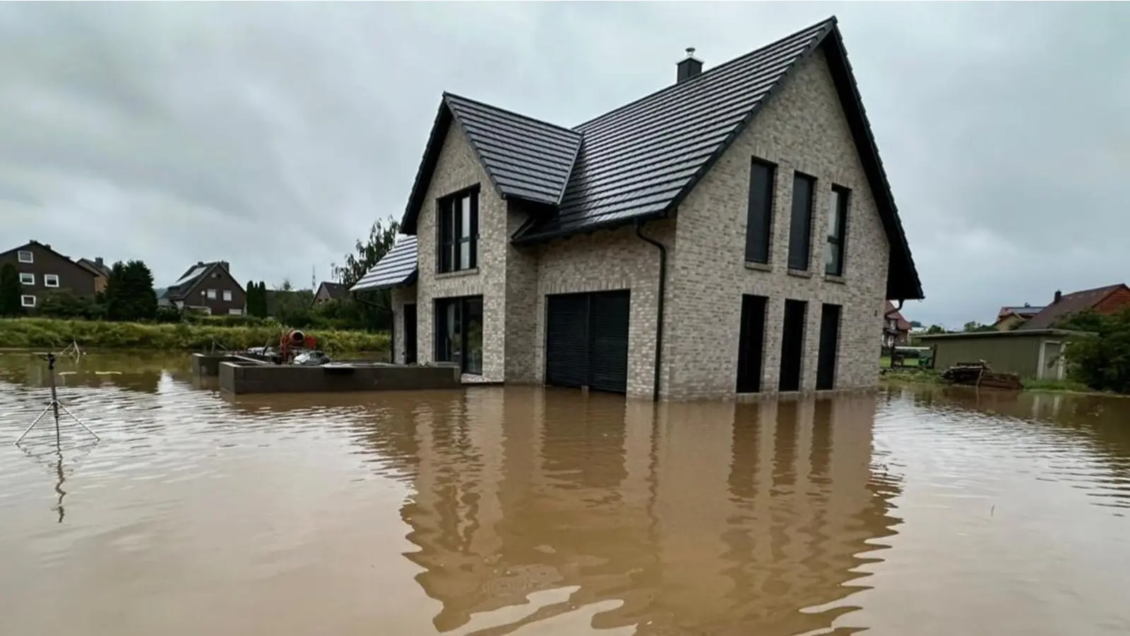 Dieses Foto zeigt deutlich welche Wassermassen durch Soldorf liefen. (Foto: privat)