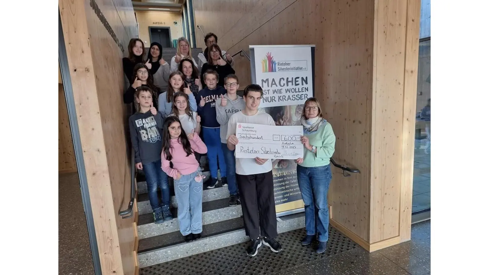 Die IGS übergab die Spende für die Silvesterinitiative. (Foto: privat)