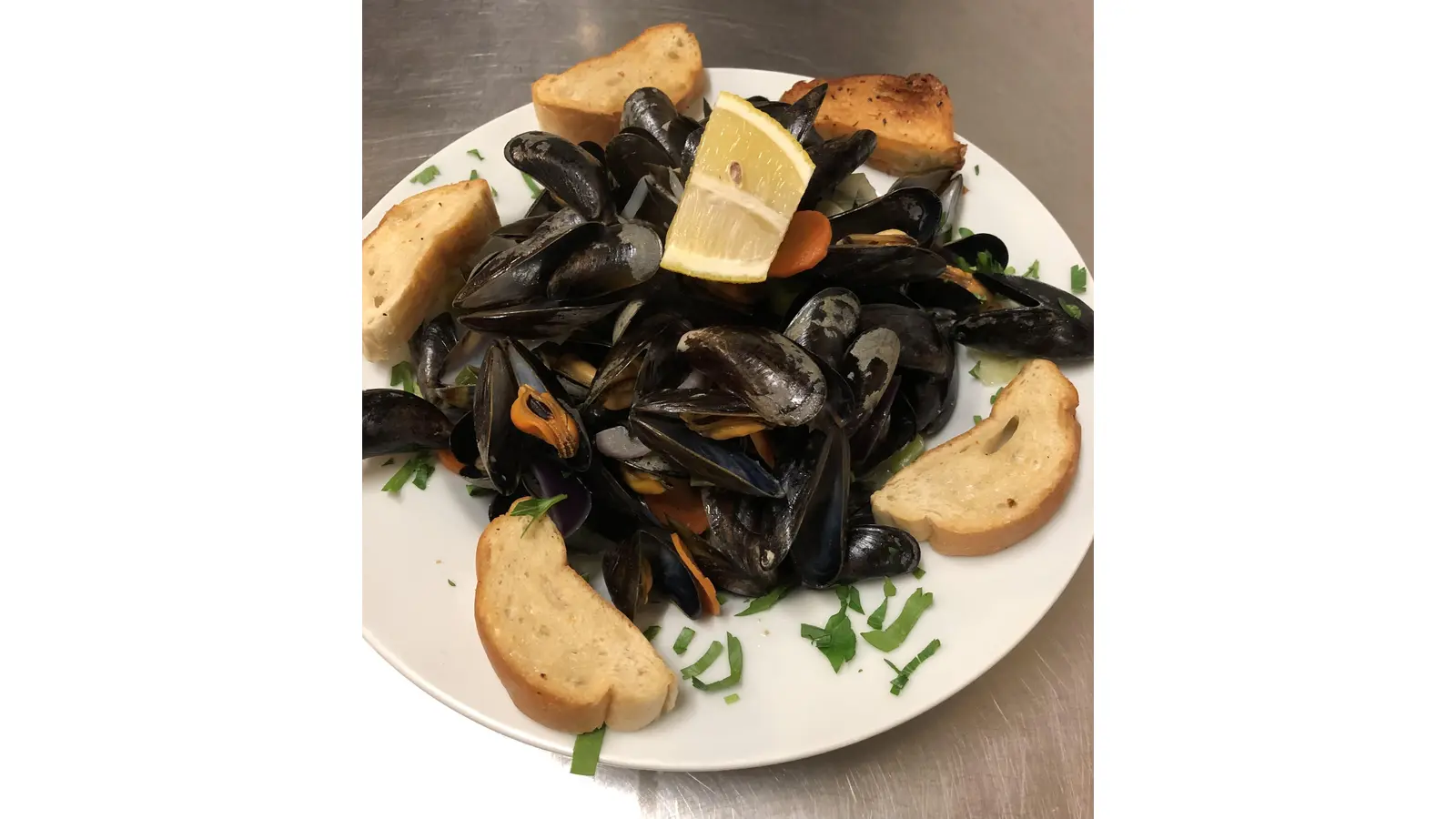 Noch bis Ende Februar können neben vielen anderen schmackhaften Speisen der italienischen Küche auch Muschel-Spezialitäten im „Ristorante Il Porto“ genossen werden. (Foto: privat)