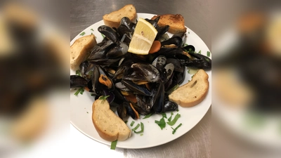 Noch bis Ende Februar können neben vielen anderen schmackhaften Speisen der italienischen Küche auch Muschel-Spezialitäten im „Ristorante Il Porto“ genossen werden. (Foto: privat)