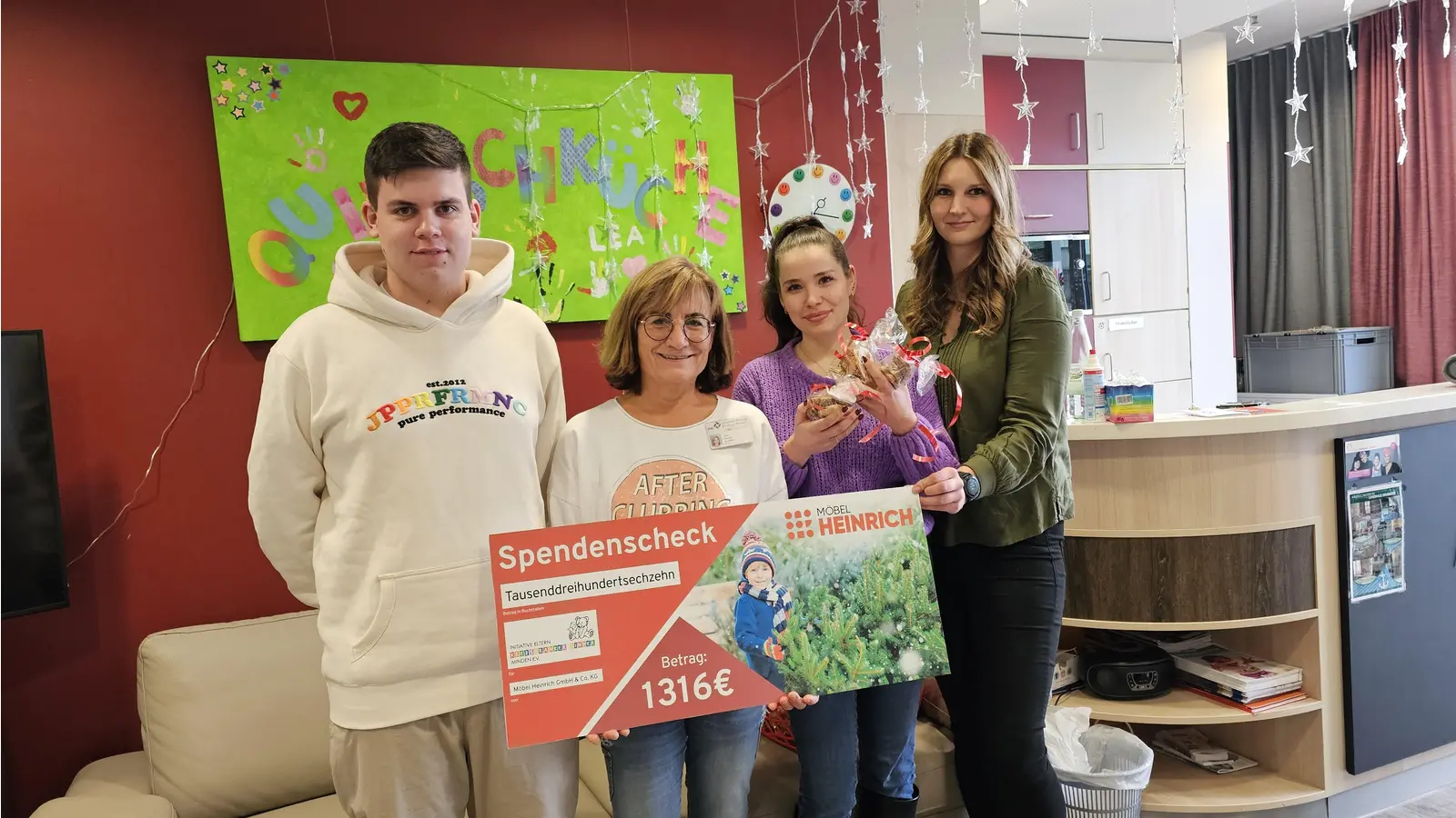 Spendenübergabe in der Kinderklinik des Mindener Johannes Wessling Klinikums: (v.li.n.r.) Azubi Levin Hartmann, Erzieherin Claudia Bahl, Auszubildende Melanie Goworok und die Möbel Heinrich Azubibeauftragte Anika Schmidt. (Foto: Foto: ©Möbel Heinrich)