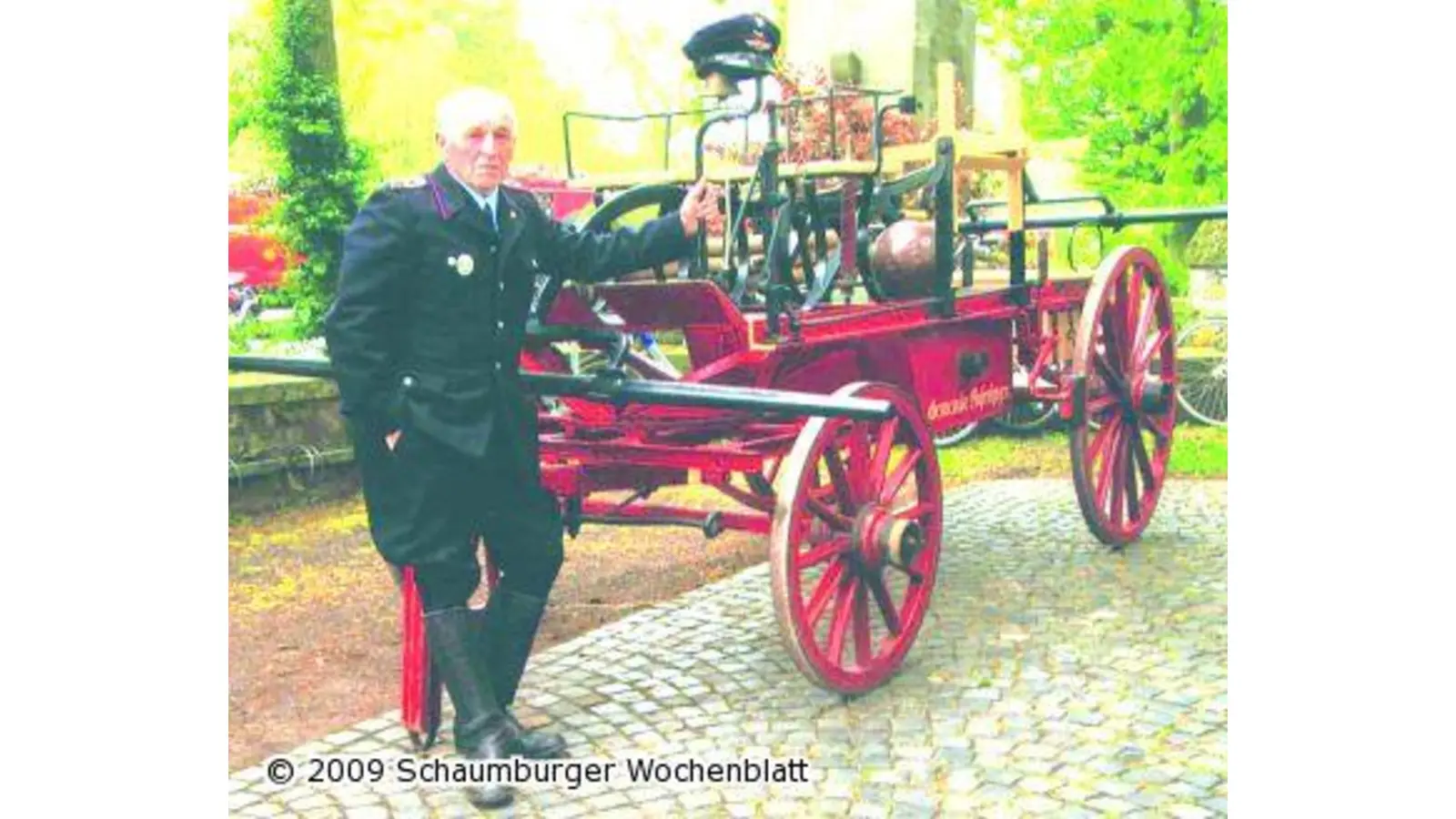 Schmucke Feuerwehr-Oldtimer zeigen sich in Wiedensahl (Foto: wtz)