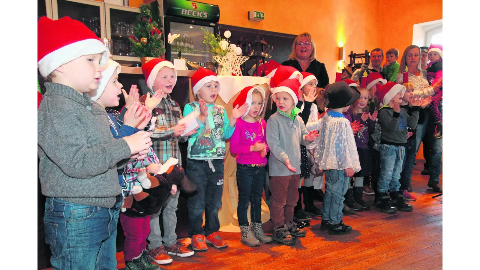 Schatzinsel-Kinder singen und tragen Gedichte vor (Foto: gi)