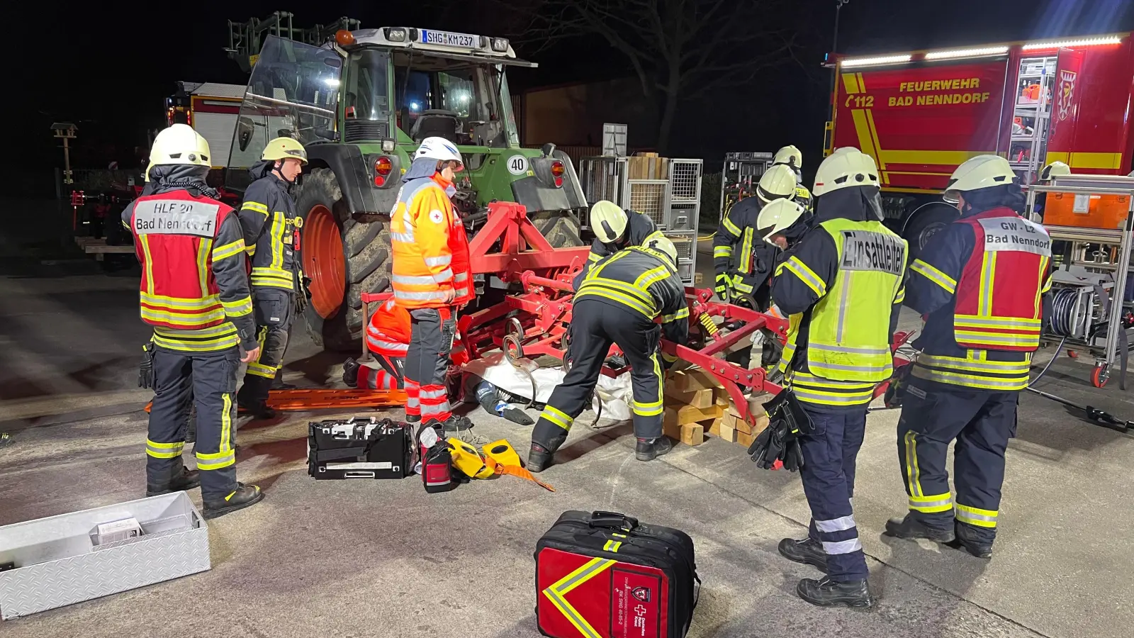 Realitätsnahe Ausbildung der Feuerwehreinsatzkräfte auf dem Firmengelände von Maschinenbau Knoche. (Foto: Feuerwehr Bad Nenndorf)