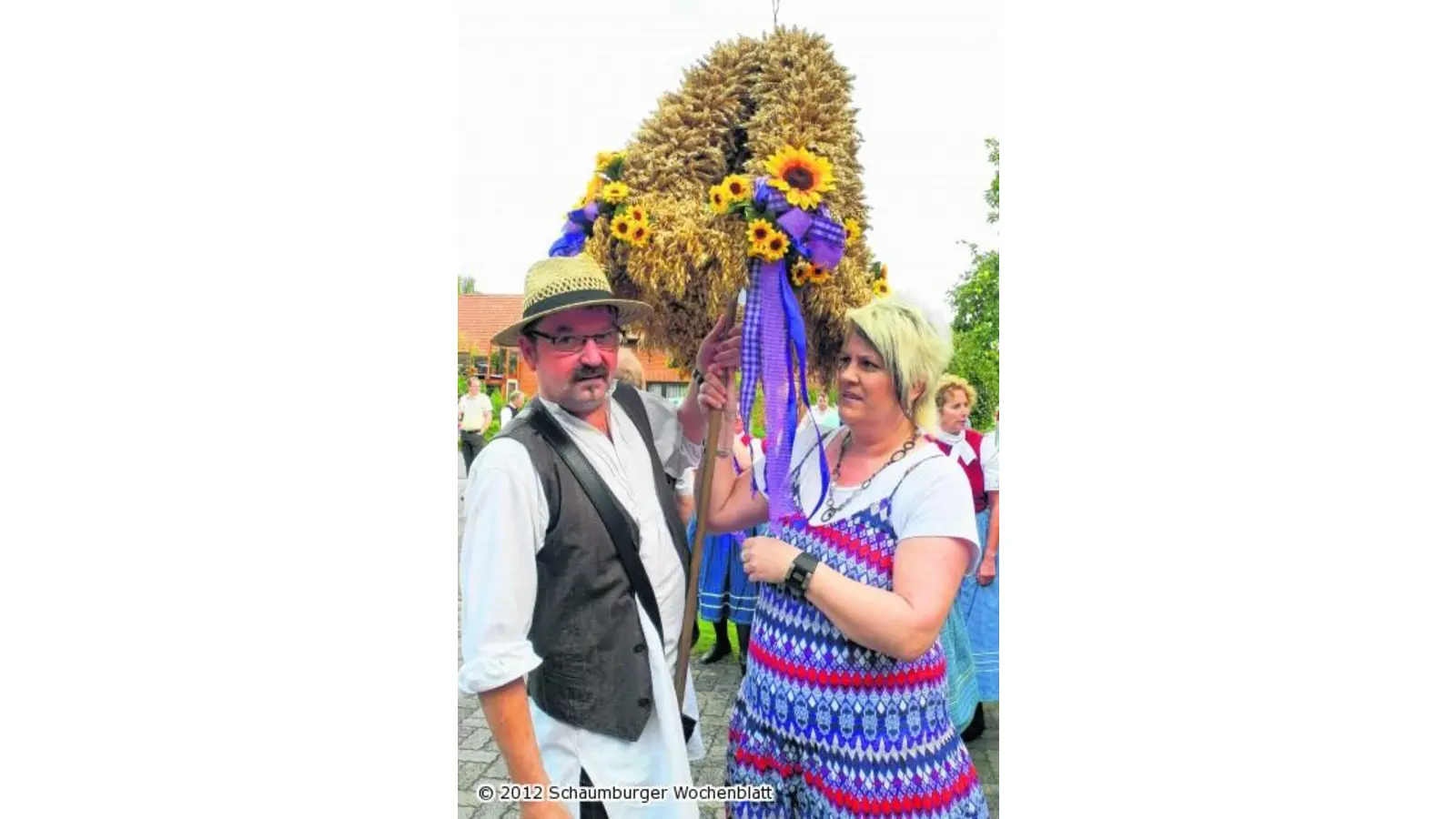 Nienbrügge feiert unter der Erntekrone (Foto: wtz)