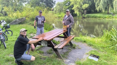 Am Luther See: Mitglieder des ASV bringen die Sitzbänke auf Vordermann. (Foto: privat)