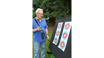 Dietrich Steinmann, Mitglied der SSG Obernkirchen, stellt das Blasrohrschießen gerne Interessierten vor. (Foto: Borchers, Bastian)