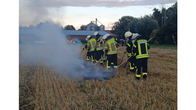 Die Ortsfeuerwehr übte dabei unterschiedliche Löschtechniken, unter anderem fanden dabei Feuerpatschen und D-Strahlrohre Anwendung. (Foto: privat)