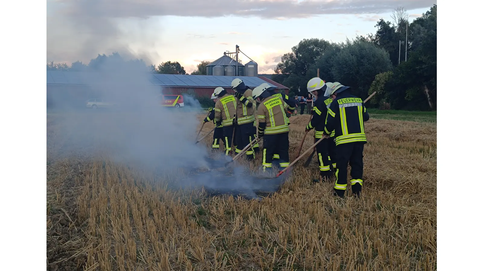 Die Ortsfeuerwehr übte dabei unterschiedliche Löschtechniken, unter anderem fanden dabei Feuerpatschen und D-Strahlrohre Anwendung. (Foto: privat)