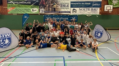 Teilen die Freude am gemeinsamen Sport: Die Teilnehmer aus fünd Grundschulen.  (Foto: privat)
