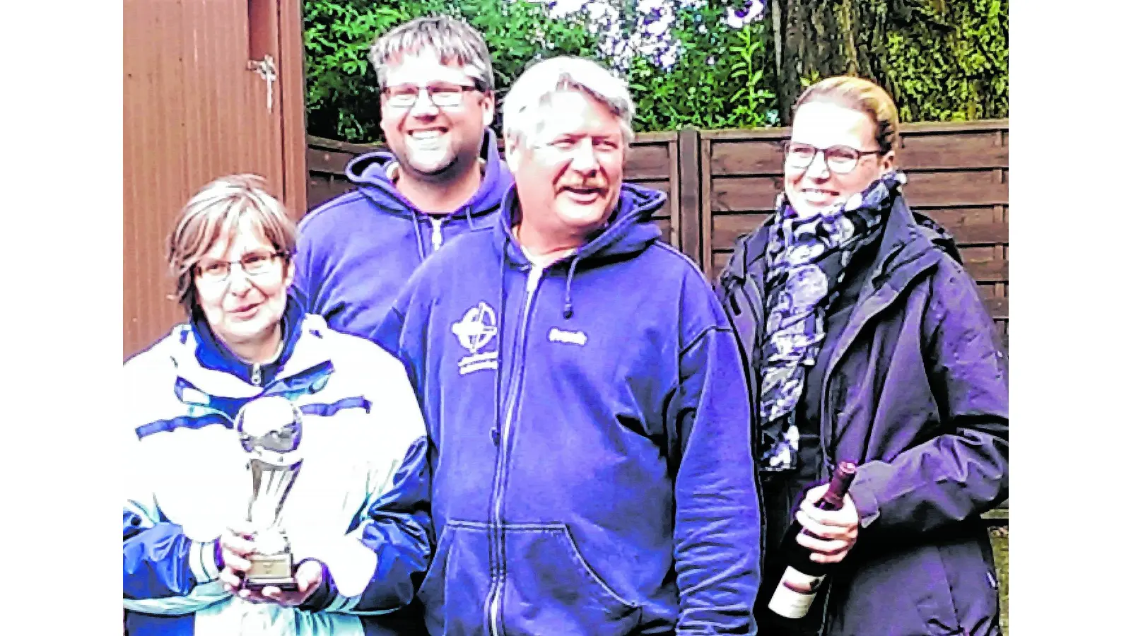 Der Pokal geht nach Altenhagen II (Foto: al)