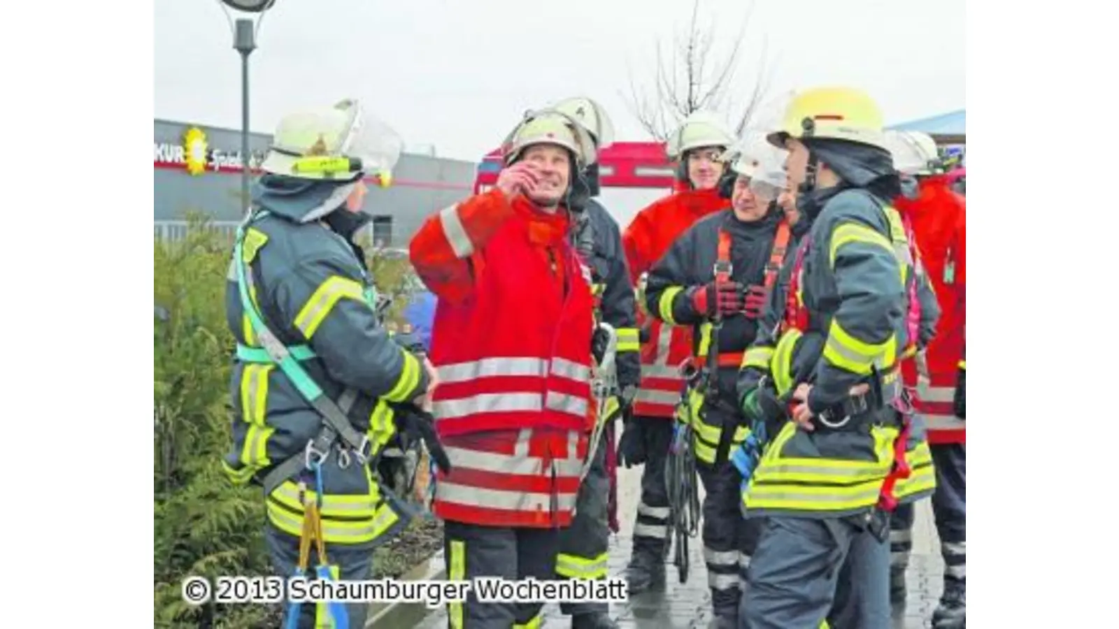 Werbeschild an der B65 droht aus 35 Metern herunter zu stürzen (Foto: red)