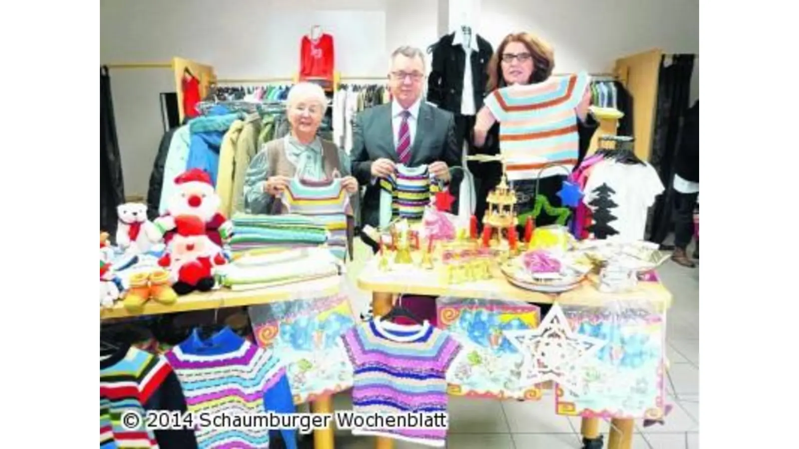 Liebevoll gestrickte Sachen für das neue Kleiderlädchen (Foto: ste)