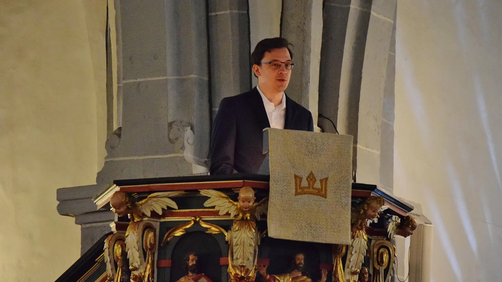 Matthias Braun vom Amt für Bau- und Kunstpflege Hannover berichtete auf der „Bürgerkanzel“ von der anstehenden Sanierung des Turms der St. Nikolai Kirche.  (Foto: ste)