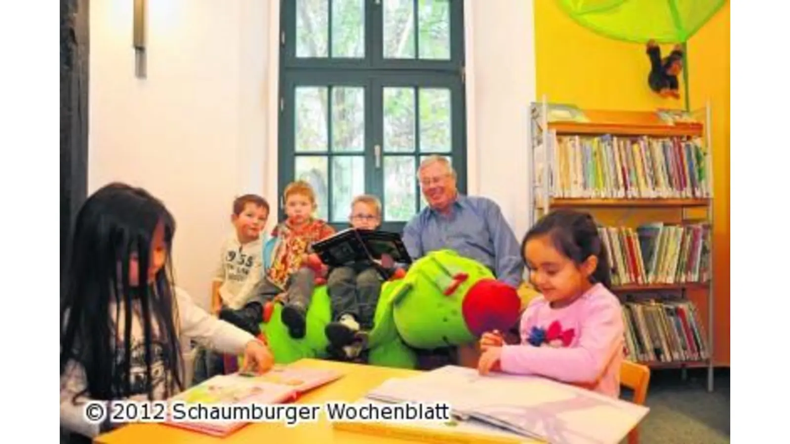 Mit Fridolin in die Welt der Bücher abtauchen (Foto: nb)