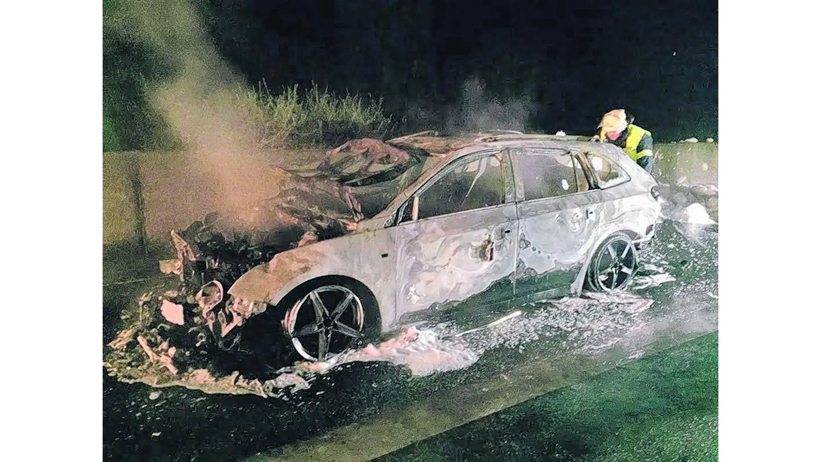 Kleine Explosionen im brennenden Auto (Foto: al)