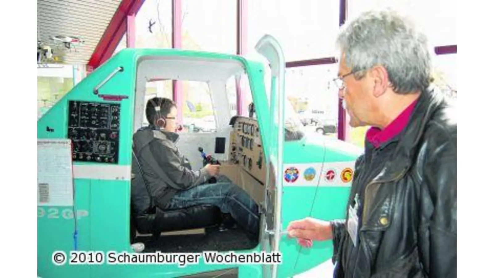 Museumsbesucher fliegen im Simulator (Foto: red)