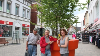 Dieter Kellermeier (li.), Karl-Heinz Hepe (biede Verkehrsverein Stadthagen) und Anja Adelt vom SMS freuen sich über viel Lob für die Pflanzgefäße. (Foto: bb)