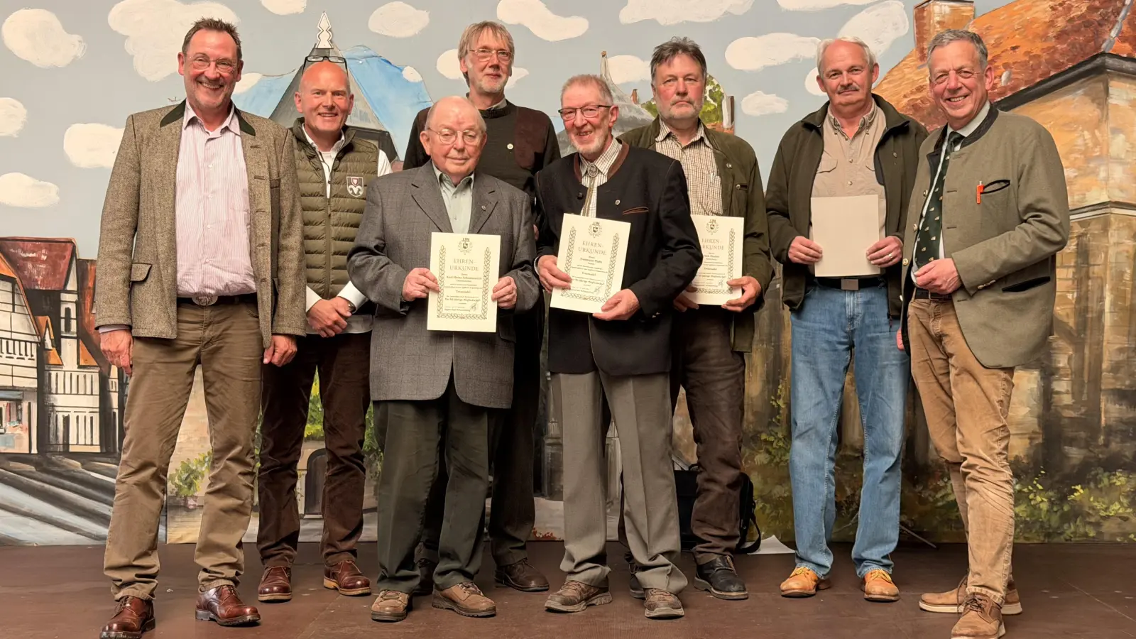 Die Geehrten mit Karl-Heinz Schommerloh (60 Jahre Mitgliedschaft), Reinhold Dunke (40 Jahre), Dirk Durnio, Albert Haake und Hermann Platte (alle 50 Jahre). (Foto: ste)