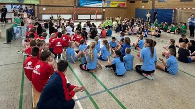 Siegerehrung: 140 Dritt- und Viertklässler sind beim 5. Spielfest dabei. (Foto: privat)